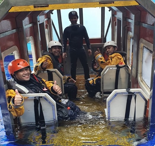 tim tenaga ahli geosains di dalam helicopter underwater escape training HUET